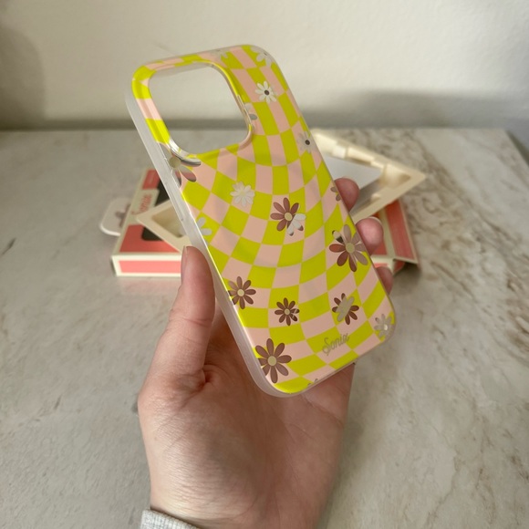 Sonix iPhone 15 Pro Case: Checkmate Daisy - Picture 5 of 8